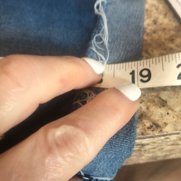 Wanna bett butt Size 3 blue Jean shorts has pockets - Picture 4 of 11